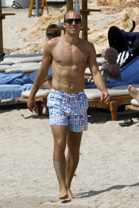 Arjen Robben walking at the beach while showing his great body