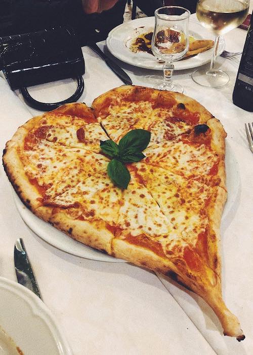 Bella Hadid really enjoys having pizza