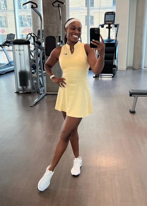 Sloane Stephens gym mirror selfie in April 2022