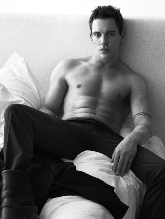 Jonathan Rhys Meyers bez koszulki body