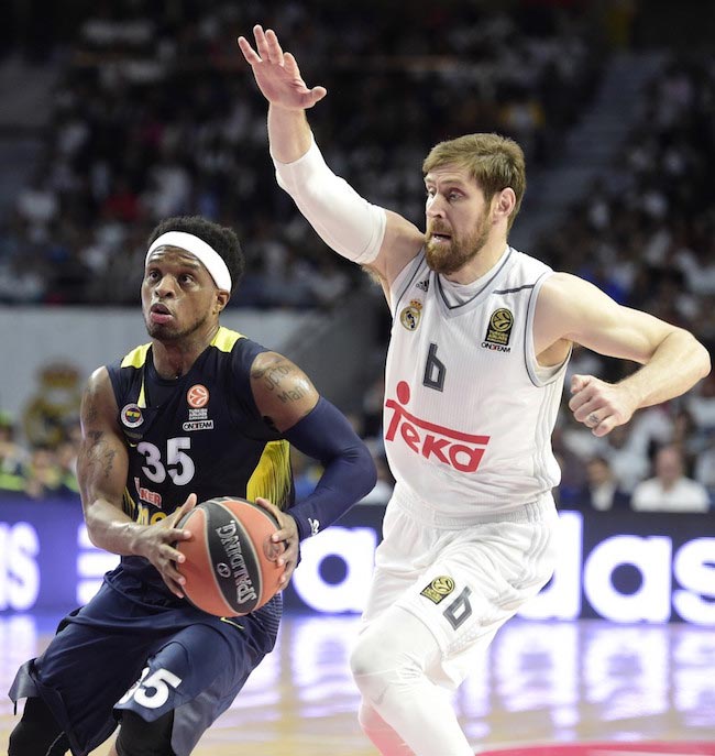 Andres Nocioni chasing Bobby Dixon for a block during a match between Real Madrid and Fenerbahce Istanbul on April 19, 2016