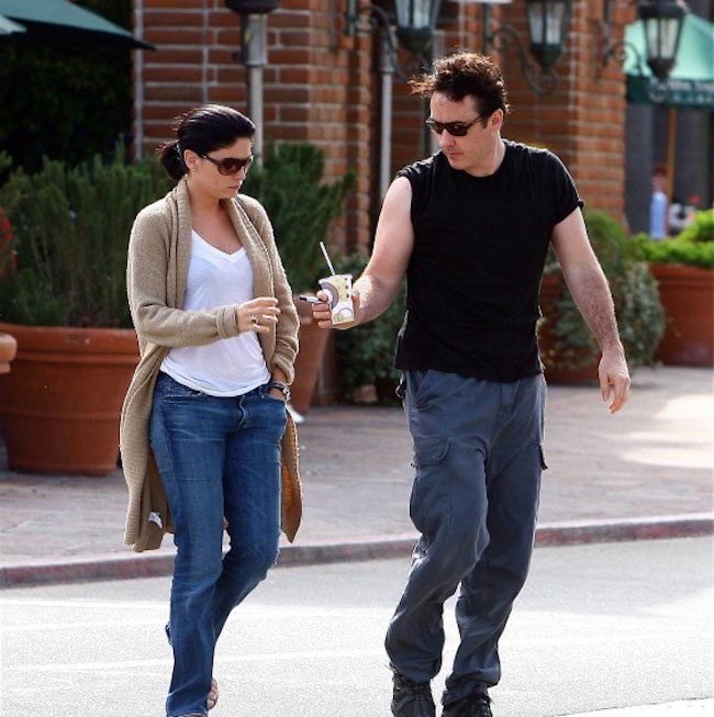 Jodi Lyn O’Keefe and John Cusack sharing a coffee at Malibu Beach in 2004