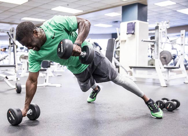 Kevin Hart doing back workout