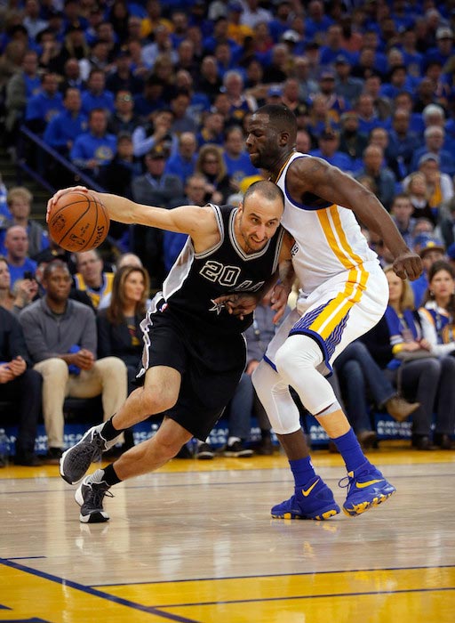 Manu Ginobili in actie tegen Draymond Green op 25 januari 2016 in Oakland