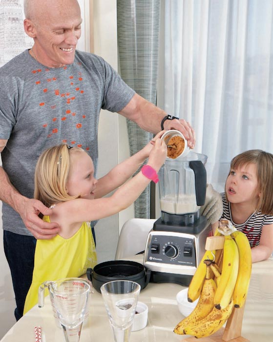 David Kirsch having smoothies with daughters