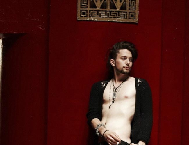 Jackson Rathbone in een fotoshoot