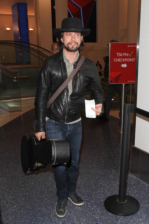 Jackson Rathbone gezien vertrekt van LAX op 5 januari 2016