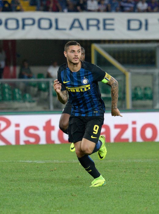 Mauro Icardi looks for a pass by his teammate during a Serie A match between FC Inter and AC Chievo Verona on August 21, 2016