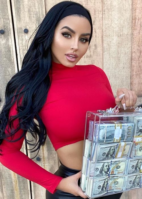 Abigail Ratchford talking about a giveaway in 2020