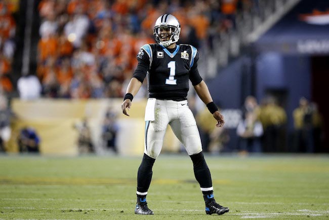 Cam Newton in actie tegen Denver Broncos op 7 februari 2016 in Santa Clara