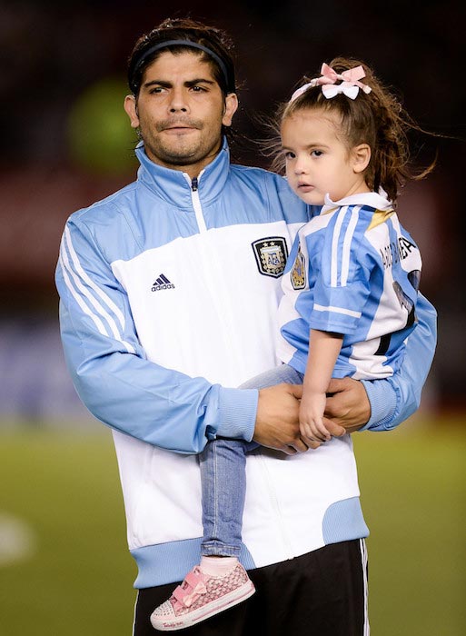 Ever Banega and daughter between Argentina and Peru October 11, 2013