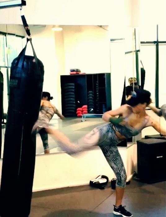 Jessica Alba kickboxing