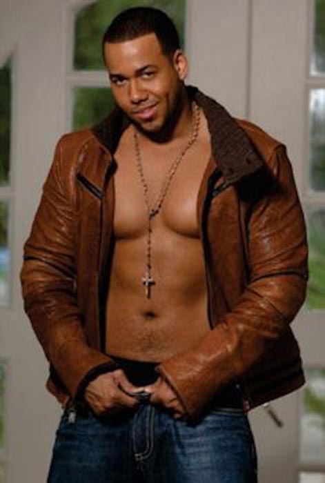 Cuerpo sin camiseta de Romeo Santos