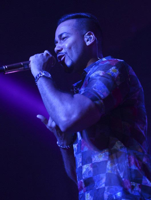 Romeo Santos sjunger på en Dr Pepper-konsert på Fontainebleau Hotel den 15 juli 2015 i Miami Beach, Florida