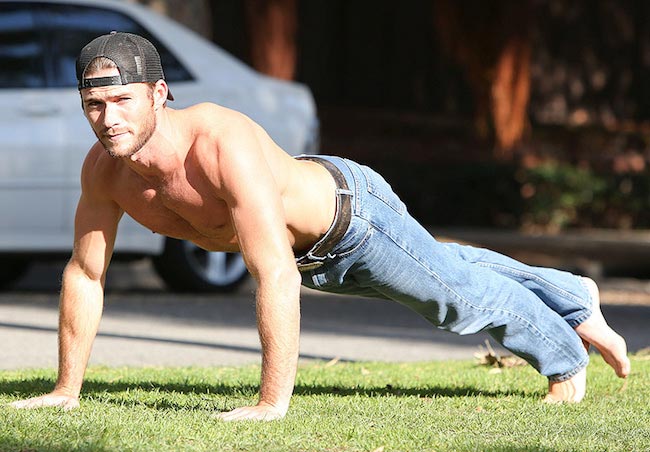 Scott Eastwood pushups