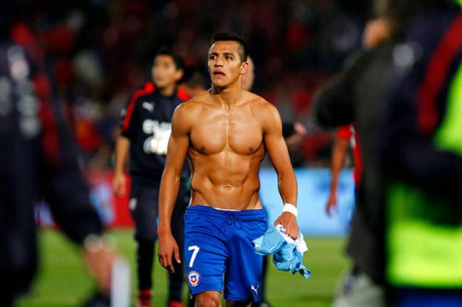 Alexis Sanchez muscular torso friendly match national side 2015