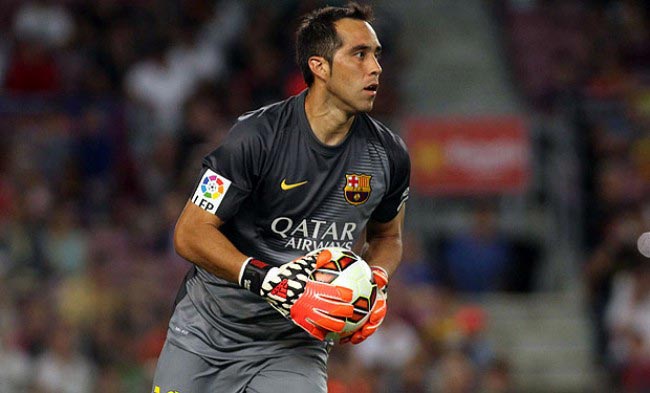 Claudio Bravo ball teammates home game Camp Nou 2015