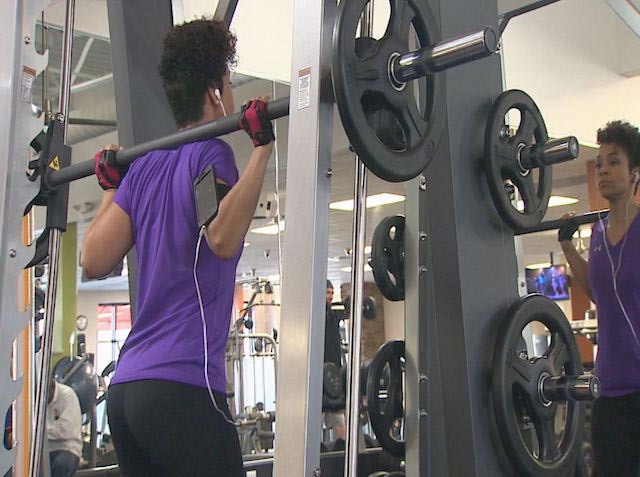 Eeve Guzman working out her legs doing squats