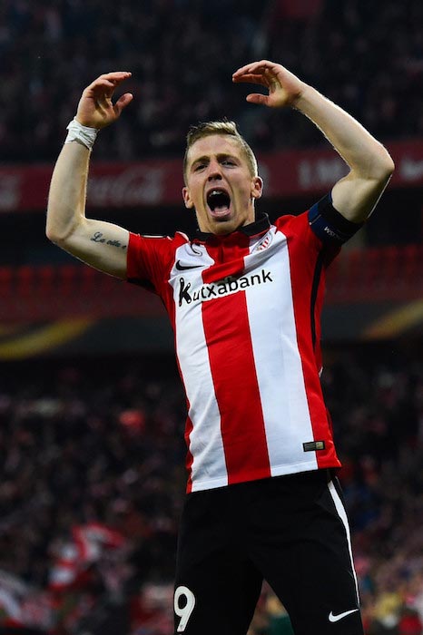 Iker Muniain celebrates Aduriz’s goal for Athletic Bilbao in a match against Sevilla on April 7, 2016