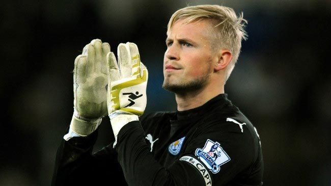 Kasper Schmeichel applauds home fans after a match at King Power stadium in December 2014