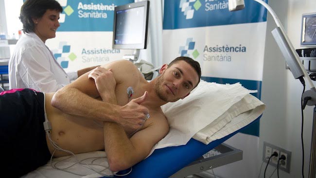 Thomas Vermaelen shirtless on medical tests at FC Barcelona