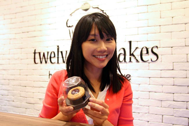 Jaime Teo with cupcakes