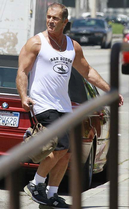 Mel Gibson shows off his buff physique while arriving at the Los Angeles gym in August 2013