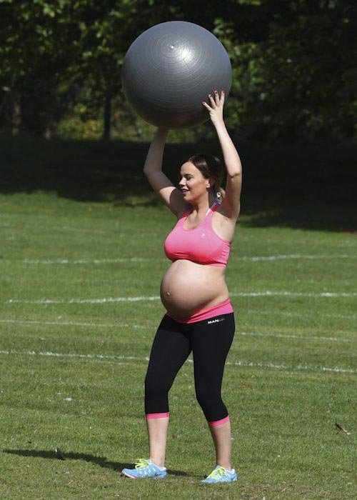 Pregnant Maria Fowler exercises in the park with her boyfriend Kelvin Batey