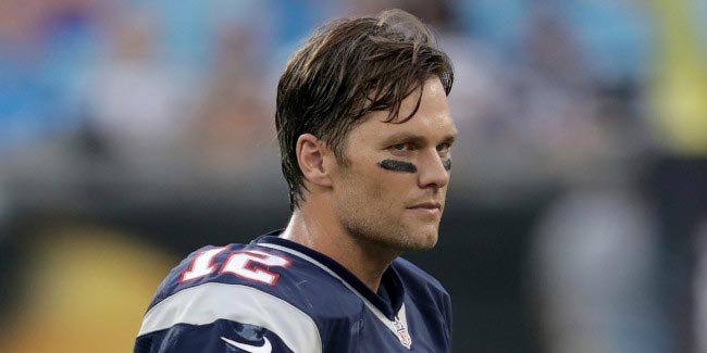 Tom Brady durante um 2016 jogo de NFL no Bank of America Stadium, na Carolina do Norte