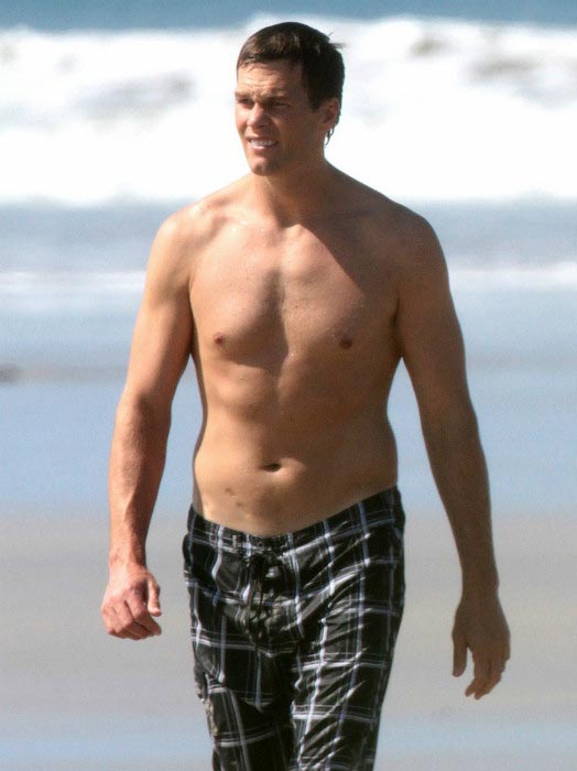 Tom Brady visar upp sin buff kropp på en strand i San Carlos, Costa Rica i mars 2015