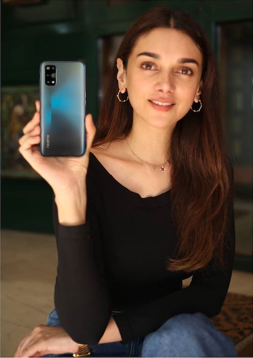 Aditi Rao Hydari showcasing Realme 7 Pro Smartphone in September 2020