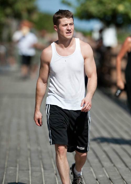 Ben McKenzie out on a jog at Miami Beach in November 2016