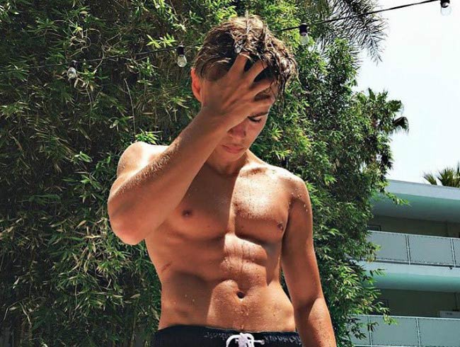 Benjamin Lasnier shirtless body in 2015