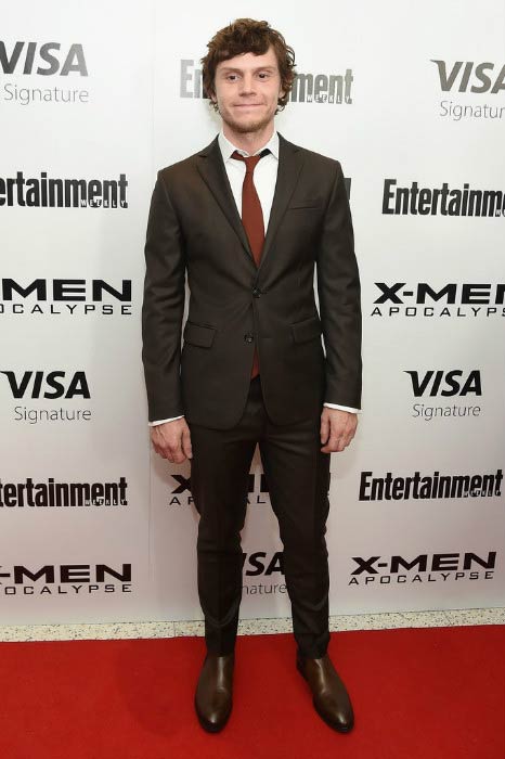 ¿Cuánto mide Evan Peters? Real height Evan-Peters-X-Men-Apocalypse-New-York-screening-May-2016