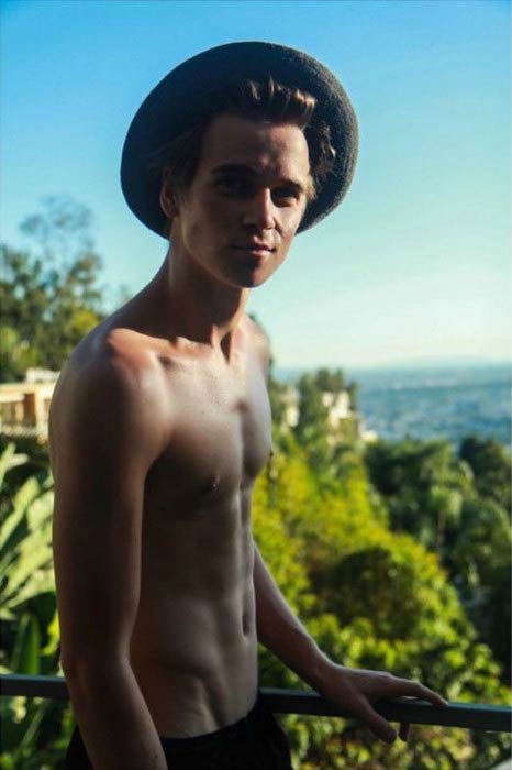 Joe Sugg shirtless body in 2015