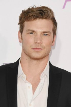 Derek Theler Height, Weight, Age, Girlfriend, Family, Facts, Biography