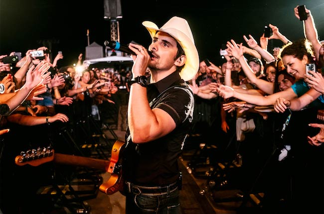 Brad Paisley durante un concerto in Quebec Canada nel luglio 2016