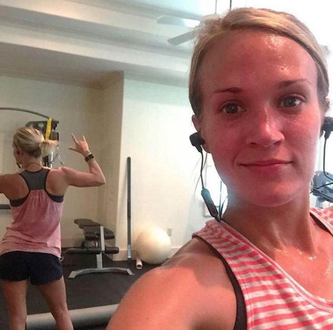 Carrie Underwood workout selfie