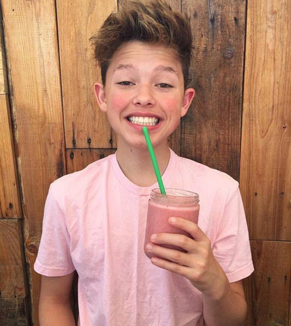 Jacob Sartorius having a smoothie