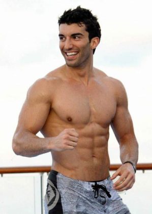 Justin Baldoni Height, Weight, Age, Spouse, Family, Facts, Biography