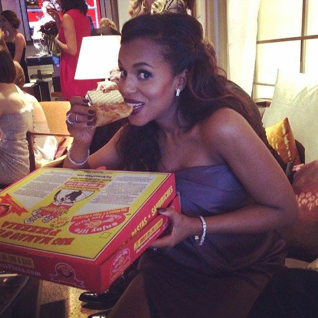 Kerry Washington eating a pizza slice