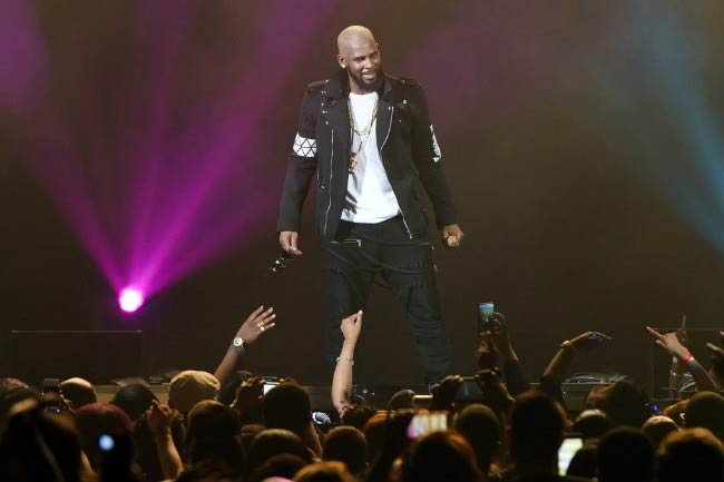 R. Kelly performing onstage during The Buffet Tour in May 2016