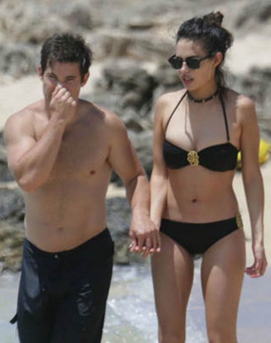 Adam DeVine avec sa petite amie sur une plage d'Hawaii en mai 2015