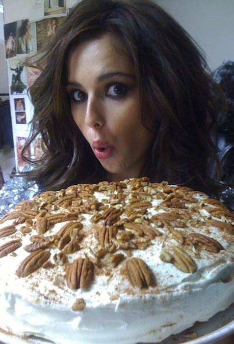 Cheryl Cole showing her cake