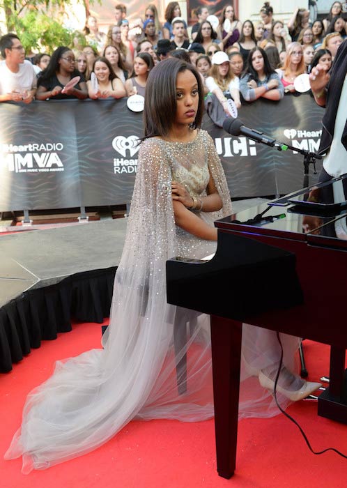 Ruth B giving performance at the 2016 iHeartRADIO MuchMusic Video Awards