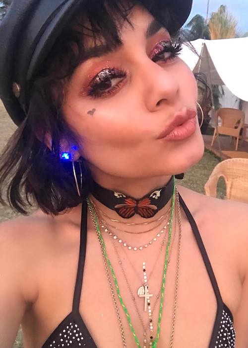 Vanessa Hudgens wearing glitters on her face in an April 2018 selfie