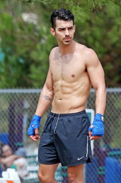 Joe Jonas shredded look