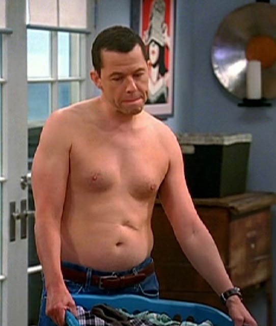 Jon Cryer ohne Hemd in einem Standbild von "Two and a Half Men""Two and a Half Men"