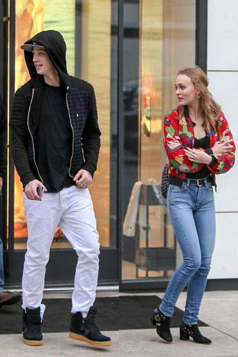 Lily-Rose Depp et Ash Stymest quittant la boutique Chanel de Beverly Hills en janvier 2017