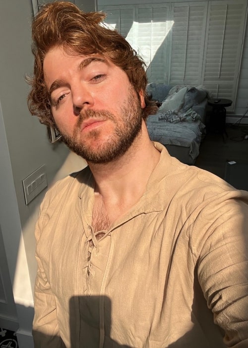 Shane Dawson in a mirror selfie in September 2022